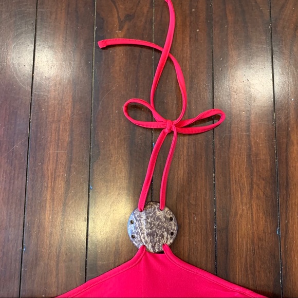 Red halter dress with wooden embellishment - Picture 2 of 3